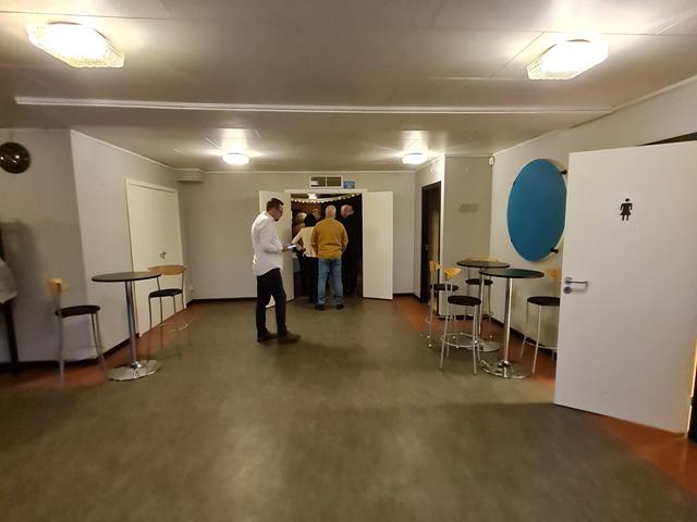                                     &raquo;Separate area for mingling&laquo;
                                                    by poti
                            