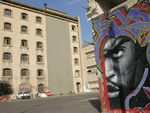 »the outside geant screen wall in the courtyard of the place« by