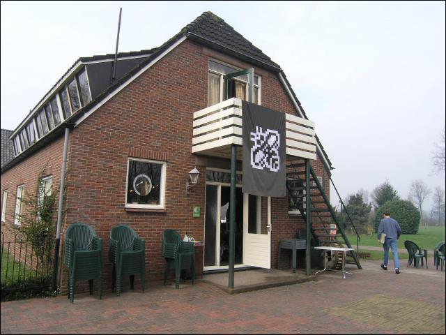                                     &raquo;The main building (60 bunkbeds upstairs)&laquo;
                                            