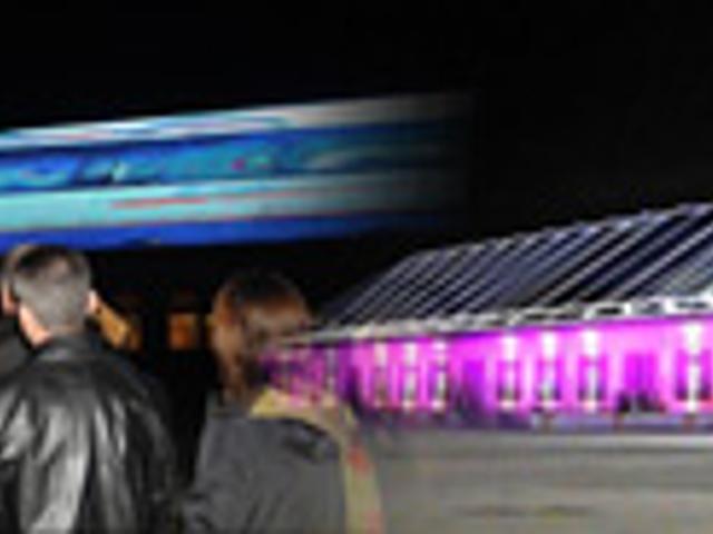 »La Grande Halle and the 3000m2 geant screen on the roof.«